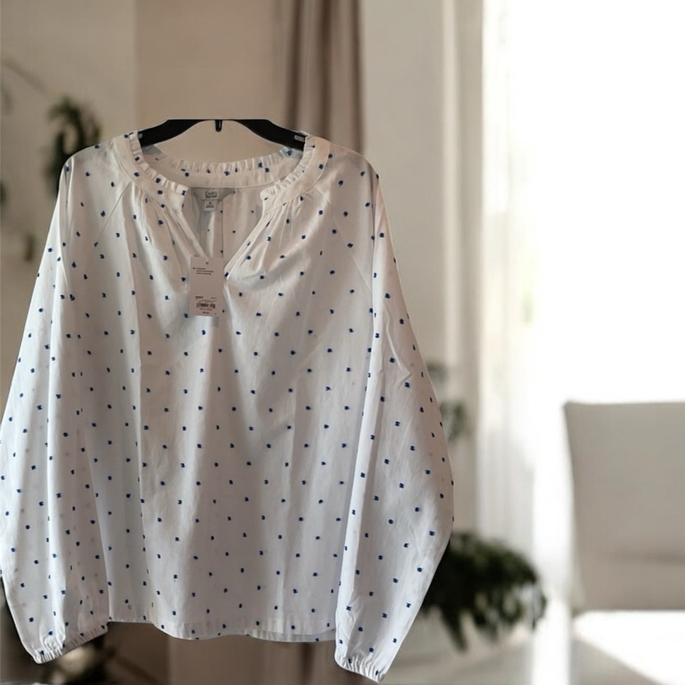 Croft & Barrow White Top with Blue Accents